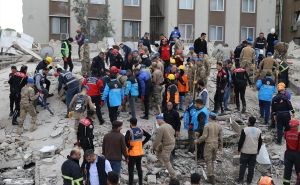 U Turskoj se urušila šestospratnica: Jedna osoba prevezena u bolnicu