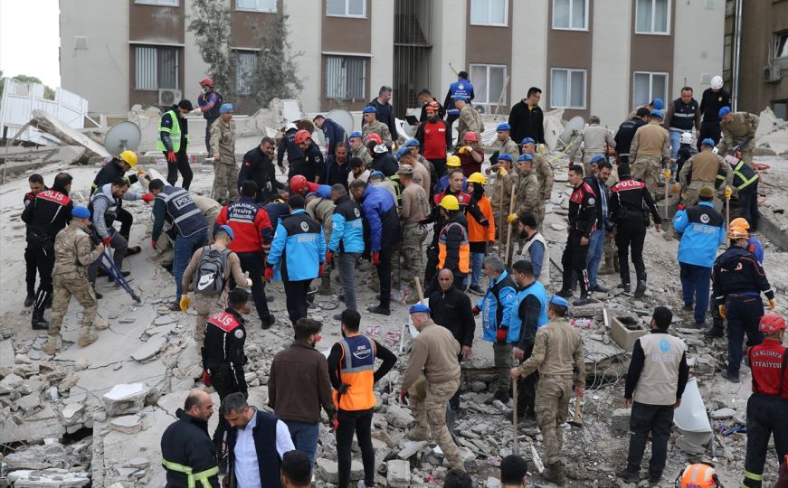 U Turskoj se urušila šestospratnica: Jedna osoba prevezena u bolnicu