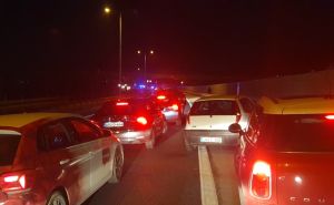 Saobraćajni kolaps na ulazu u Sarajevo zbog udesa: Automobil se prevrnuo na krov