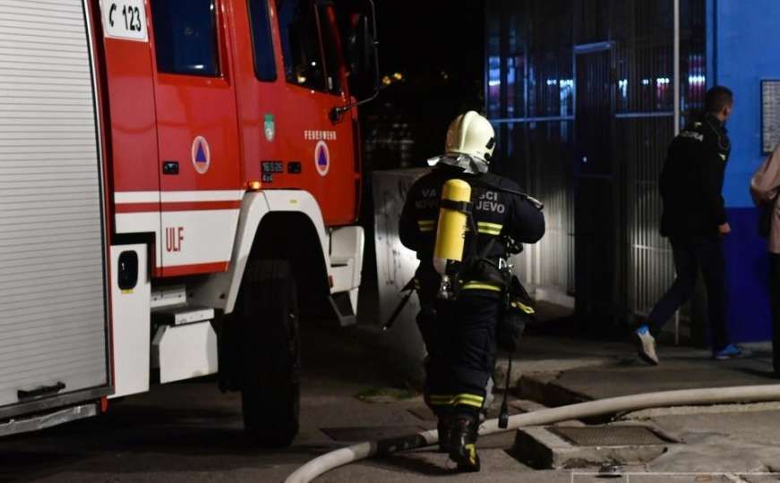 Požar u sarajevskom naselju Grbavica, vatrogasci na terenu
