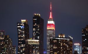 Empire State Building osvijetljen crveno-bijelim bojama za žrtve zemljotresa