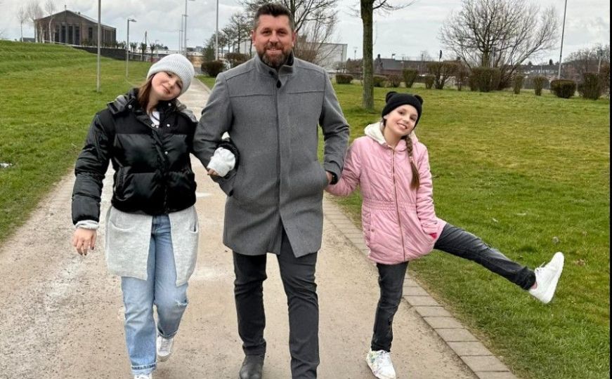 Ćamil Duraković objavio fotografiju sa kćerkama: Kada sam ih prvi put držao u rukama...