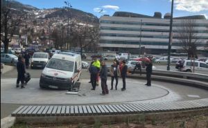 Nesvakidašnja scena u Sarajevu: Vozilo hitne pomoći zaglavilo u fontani kod Alte
