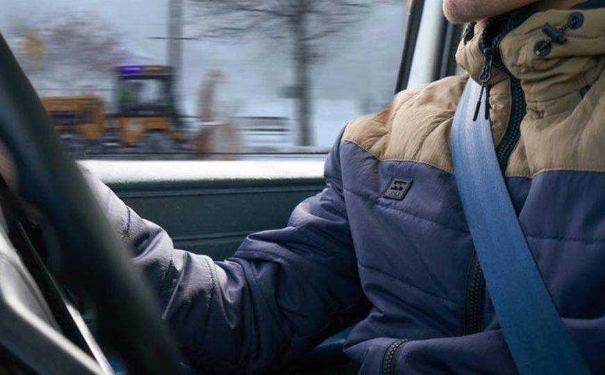 Zašto se ne smijemo voziti u automobilu u zimskoj jakni: Može biti opasno