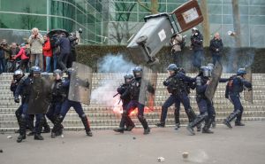 Haos zbog penzione reforme u Francuskoj: Na ulicama Pariza izbilo nasilje