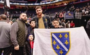 'Jedna si jedina': Jusuf Nurkić obradovao mališane u dvorani Detroita