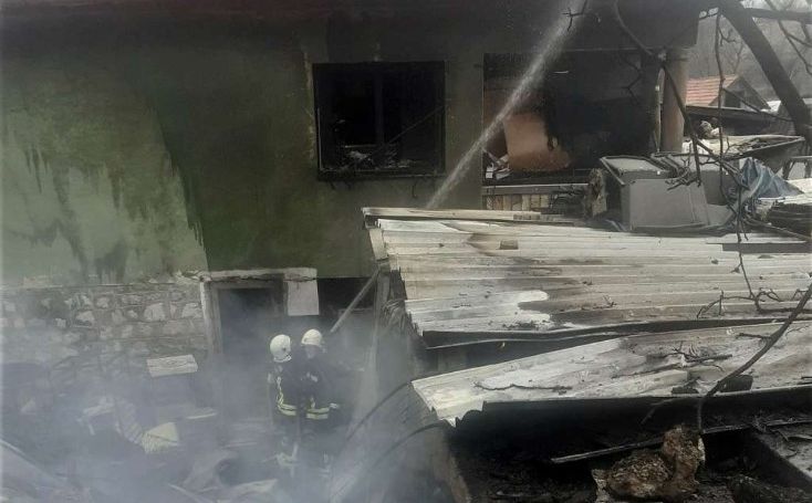 Izbio požar na pomoćnom objektu u Tuzli, ima povrijeđenih