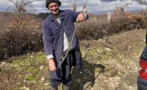 Uhvatio poskoka u blizini kuće u selu kod Bosanskog Novog