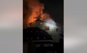 Detalji velikog požara na Vlašiću: Prvo je zahvatio krov, vatrogasci još uvijek na terenu