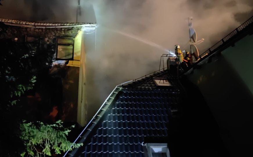 Vatrogasci spriječili katastrofu na Vlašiću: U blizini planulog hotela nalazi se skladište plina