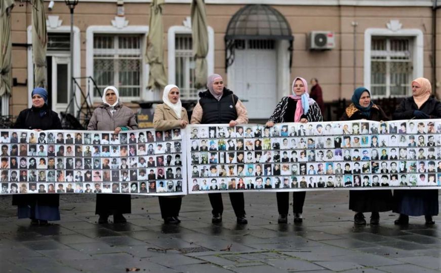 Mirno okupljanje majki i žena Srebrenice u Tuzli: "Pravda žrtvama, kazna zločincima"