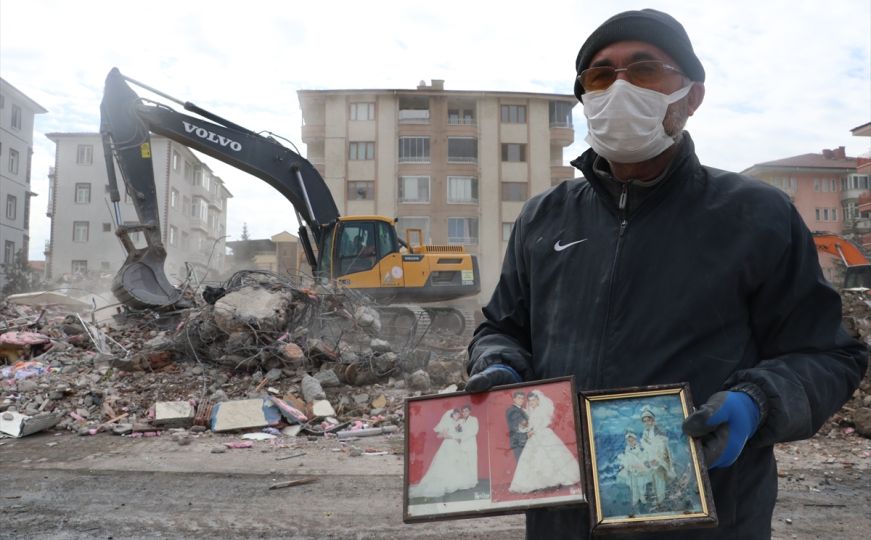 Potraga za uspomenama: Turski državljanin po ruševinama zgrade traži fotografije