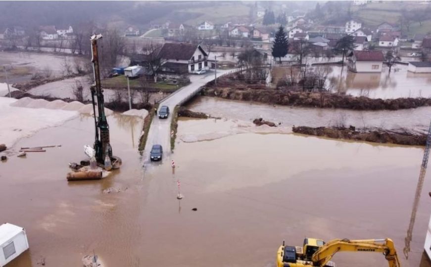 Velike poplave u centralnom dijelu BiH: Saobraćaj u kolapsu, pogledajte prizore iz zraka