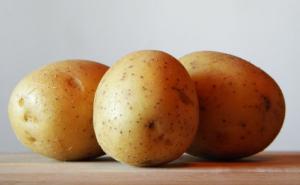 Najjednostavniji trik: Žena otkrila kako da najlakše ogulite krompir