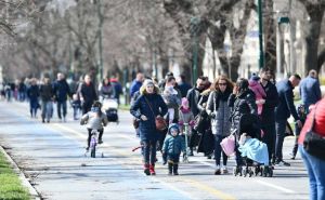 Lijepo vrijeme i sunce izmamilo mnoge u šetnju: Vilsonovo šetalište krcato Sarajlijama