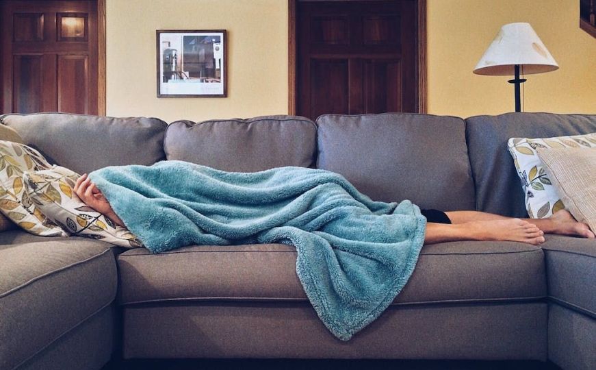 Da li je dobro spavati na kauču i kada nastaju problemi?