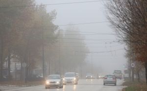 Vozači, oprez: Magla smanjuje vidljivost, u višim planinskim predjelima poledica