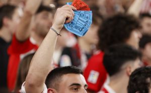 Bacali lažne novčanice na teren: Protest navijača Athletica zbog skandala Barcelone