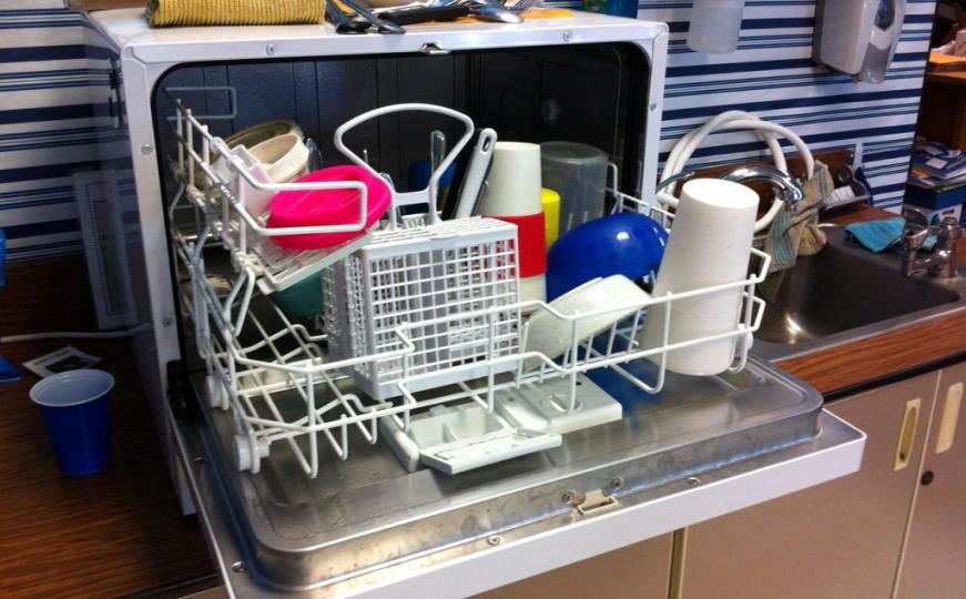 Savjet stručnjaka: Pet stvari koje ne smijete raditi s mašinom za suđe