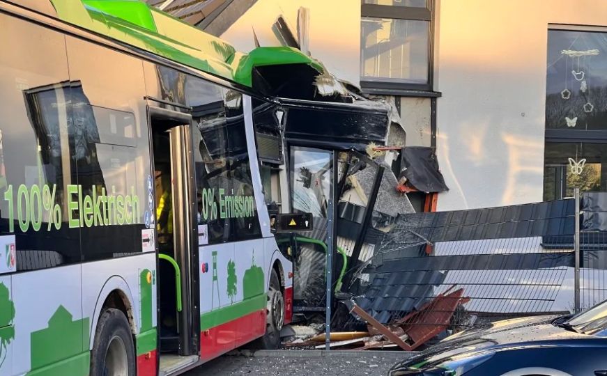 Drama u Njemačkoj: Autobus sletio s ceste, udario nekoliko u vozila pa se zabio u kuću