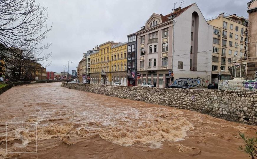 Zbog jakog vjetra u dijelovima BiH na snazi žuti meteoalarm: Građani upozoreni na dvije opasnosti