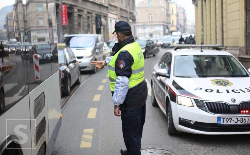 Nova nesreća u Sarajevu: Sudarili se vozilo i motocikl, povrijeđena jedna osoba