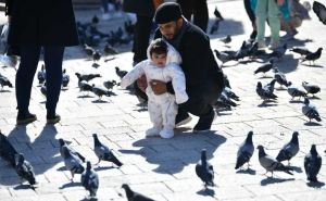 Zabava sa golubovima na Baščaršiji: Sunčan dan izmamio građane u šetnju