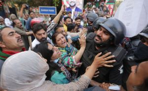 Masovni protesti u Pakistanu: Bivši premijer Imran Khan pred hapšenjem, opozicija na ulicama
