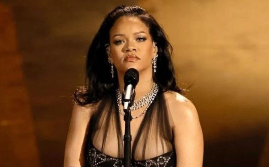 Zanosna Rihanna pokazala trudnički stomak prekriven dijamantima