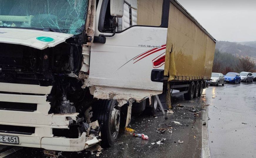 Teška nesreća kod Olova: Sudar dva kamiona, saobraćaj otežan
