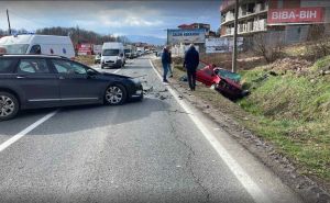 Teška saobraćajna neseća kod Tuzle: U strahovitom sudaru dva vozila povrijeđene tri osobe