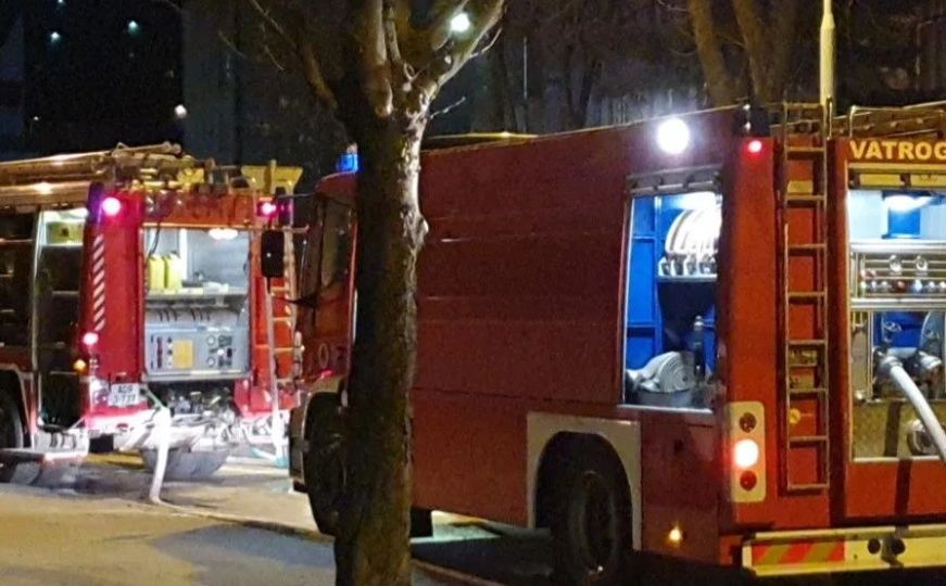 Sarajevski vatrogasci imali pune ruke posla: U nepuna dva sata gorjeli automobil i napušteni objekt