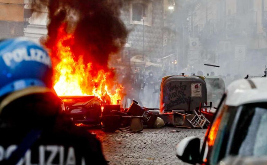 Haos na ulicama Napulju i nakon utakmice: Stolovima, stolicama i pirotehnikom napali policiju