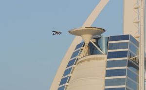 Nova Red Bullova akrobacija: Slijetanje avionom na helidrom Burj Al Araba