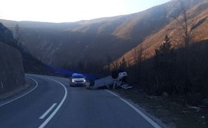 Nesreća  u blizini Mostara: Automobil se prevrnuo i završio na krovu