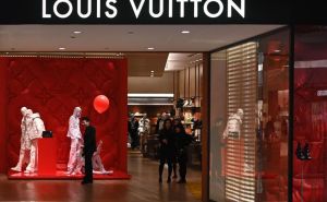 Red ljudi ispred trgovine Louis Vuitton u Njemačkoj. Evo što se događa