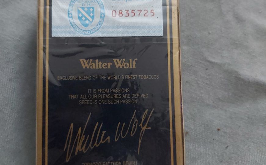 Bosanac prodaje kutiju cigareta iz ratnih godina: Pažnju privlači akciza s 'ljiljanima'