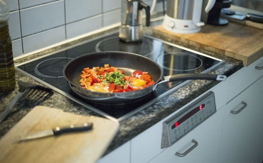 Praktični savjeti za kuhanje: Znate li čemu služi rupa na tavi?