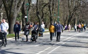 Sarajevski lijepi dani na Vilsonovom šetalištu: Biciklisti, šetači i kućni ljubimci...svi su tamo