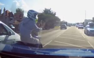 Sumanuti obračun: Penzioner za volanom stisnuo gas i lovio motociklistu sve dok ga nije srušio