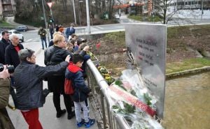 Kap njihove krvi poteče i Bosna ne presuši: Položeno cvijeće na Most Olge i Suade