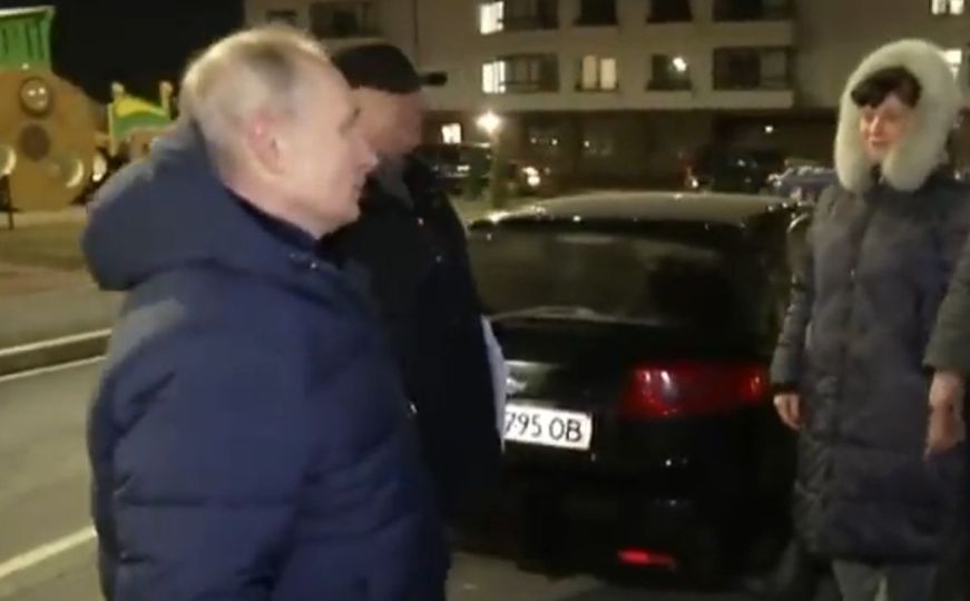 Snimali Putina u Mariupolju, u pozadini se čuo glas: "Ovo je laž, sve je samo predstava"
