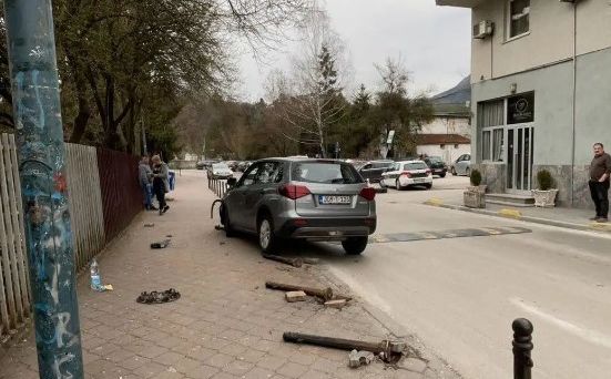 Izbjegnuta tragedija u Sarajevu: Vozilom srušio stubiće na trotoaru u blizini škole