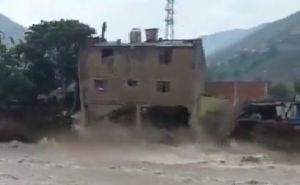 Voda bez milosti uništava sve pred sobom: Peru devastiran, poplave ruše i cijele zgrade