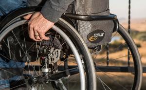 Stravičan slučaj u Bosanskoj Dubici: Invalida oborio iz kolica i pretukao šakama i nogama