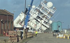 Drama na pristaništu: Otkačio se brod preminulog milijardera, desetine povrijeđenih