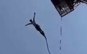 Puklo bungee uže tokom skoka: Pogledajte zastrašujući moment udara turiste u vodu