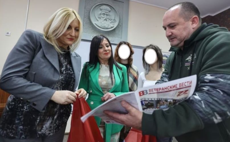 Ruski veteran sa "Z" simbolom posjetio gimnaziju u Vranju i ministarstvo Srbije