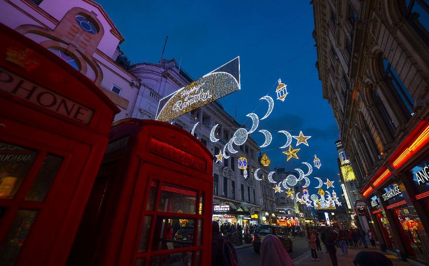 London prvi put ukrašen za ramazan: Oko 30 hiljada lampica u najpoznatijoj ulici