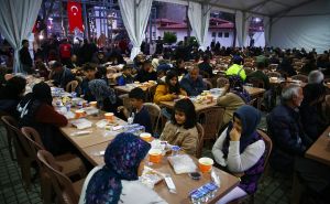 Ramazan u Adiyamanu: Ministar Karaismailoglu i žrtve zemljotresa dočekali prvi iftar u šatoru